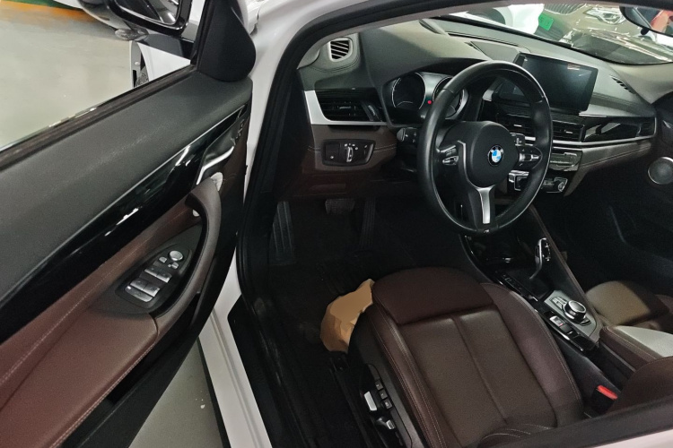 宝马X2 2021款 sDrive25i 领先型M运动套装中控内饰20