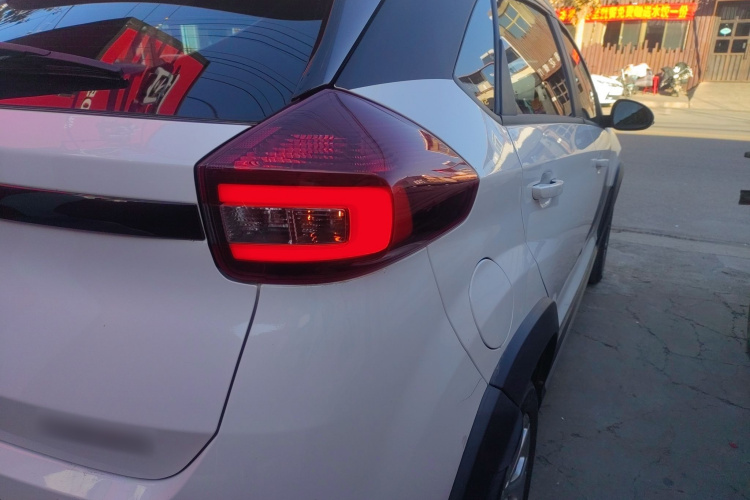 奇瑞 瑞虎3X 2022款 钻石版 1.5L CVT精英版车身外观9