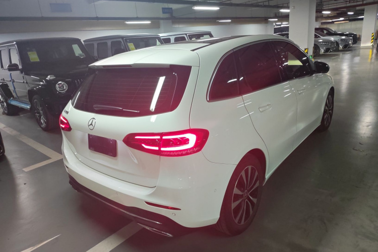 奔驰B级 2021款 B 200 动感型车身外观7