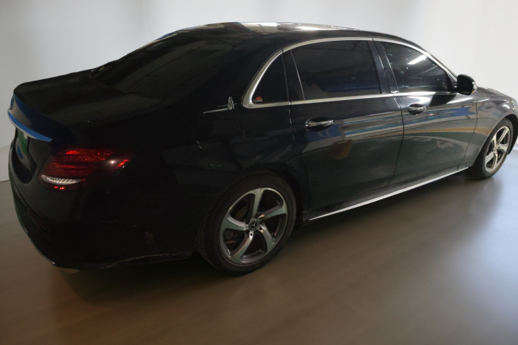 奔驰E级 2019款 E 300 L 运动豪华型车身外观7