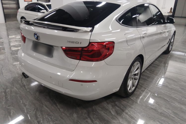 宝马3系GT 2019款 320i 时尚型车身外观7