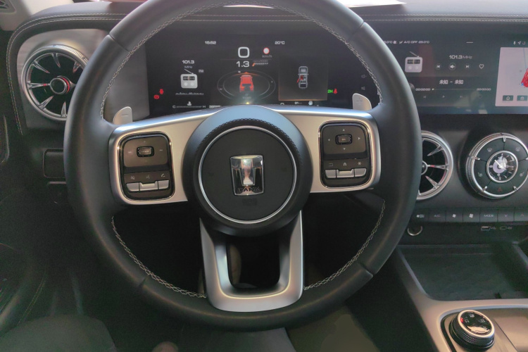 坦克300 2023款 越野版 2.0T 征服者中控内饰13