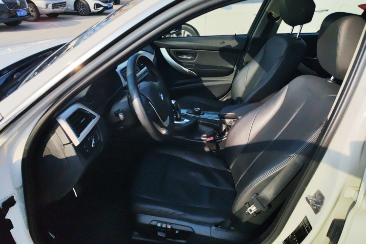 宝马3系 2013款 316i 进取型中控内饰19