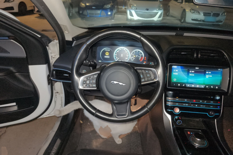 捷豹XEL 2018款 2.0T 250PS 尊享版中控内饰13