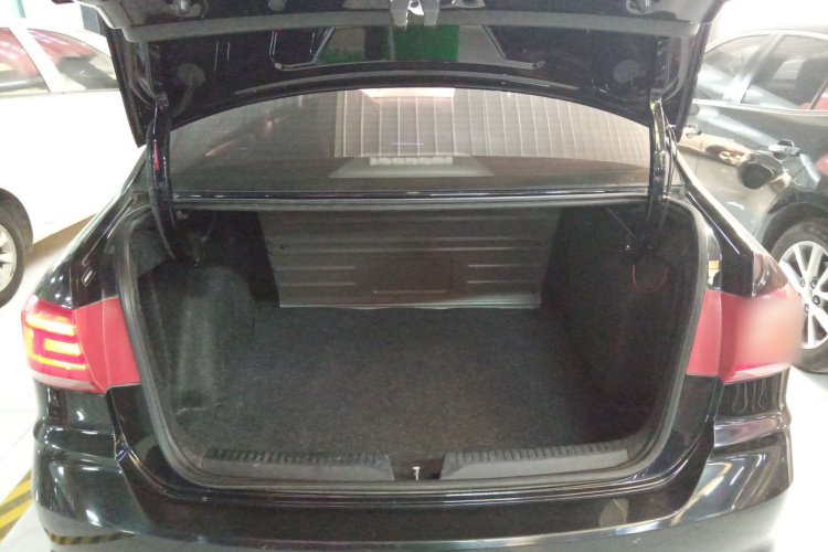 大众 桑塔纳 2016款 1.6L 手动风尚版机舱底盘23