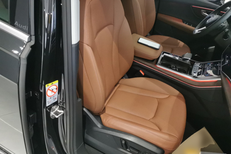 奥迪Q7 2025款 55 TFSI quattro S line运动型局部细节41
