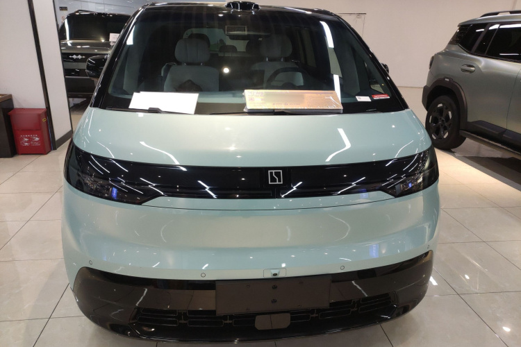 极氪MIX 2025款 长续航智驾版车身外观2