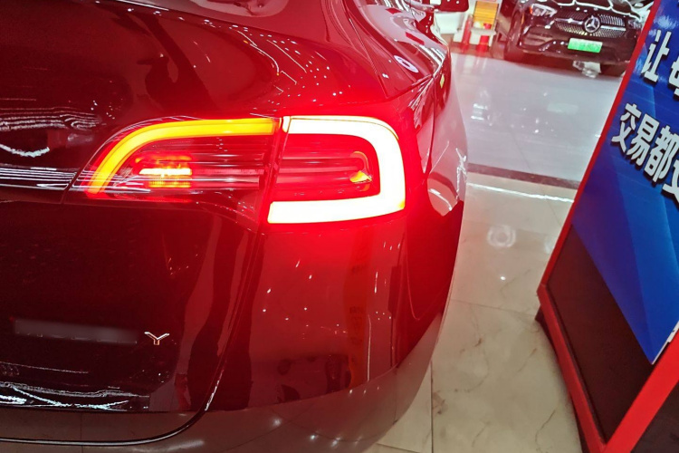 特斯拉 Model Y 2021款 标准续航后驱版车身外观9