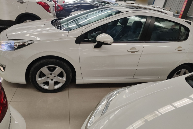 标致308 2014款 乐享版 经典 1.6L 自动优尚型车身外观4