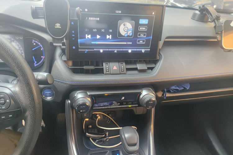 丰田 威兰达 2020款 双擎 2.5L E-CVT两驱科技版局部细节16