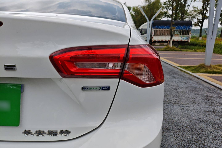 福特 福克斯 2020款 三厢 EcoBoost 180 自动锋潮型车身外观6006