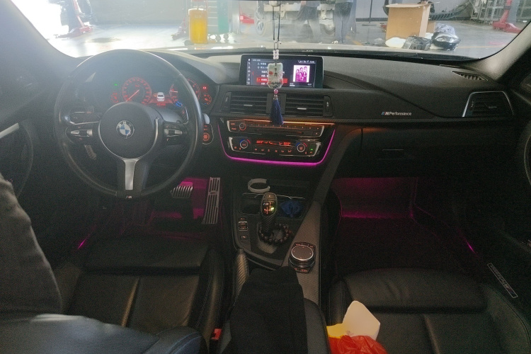 宝马3系 2019款 320i M运动曜夜版中控内饰12