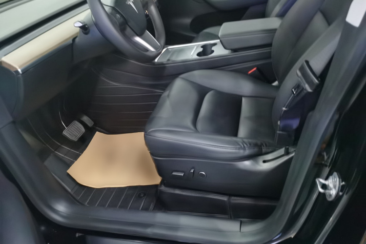 特斯拉 Model Y 2021款 长续航全轮驱动版中控内饰19