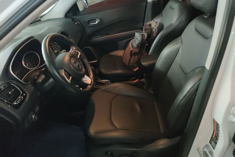 Jeep 指南者 2020款 220T 自动精英版局部细节19