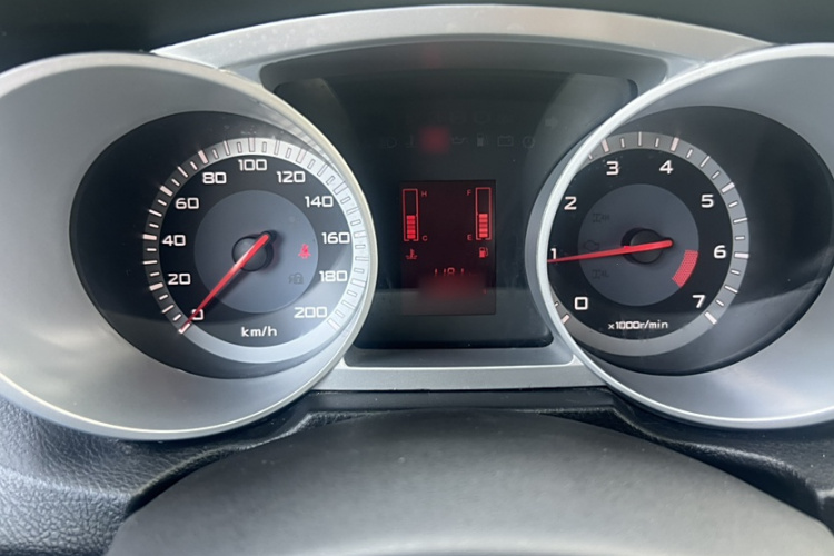 陆风X8 2014款 探索版 2.4L 汽油4X4豪华型局部细节14