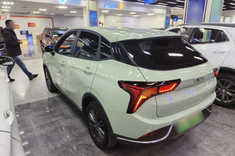 哪吒汽车 哪吒V 2022款 潮 400 Lite车身外观4