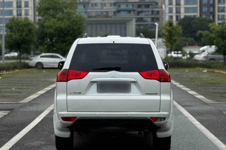 三菱 帕杰罗·劲畅 2013款 3.0L 自动两驱豪华版车身外观6002