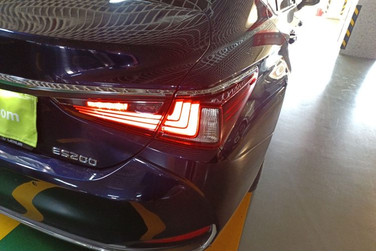 雷克萨斯ES 2020款 200 卓越版车身外观9