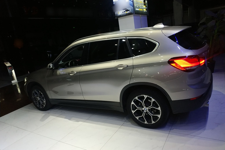 宝马X1 2022款 sDrive25Li 领先型车身外观6003