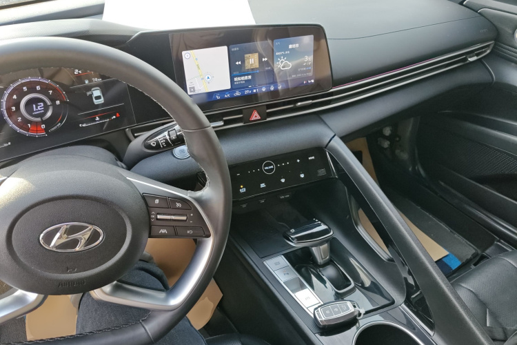现代 伊兰特 2021款 1.5L CVT LUX尊贵版中控内饰7002