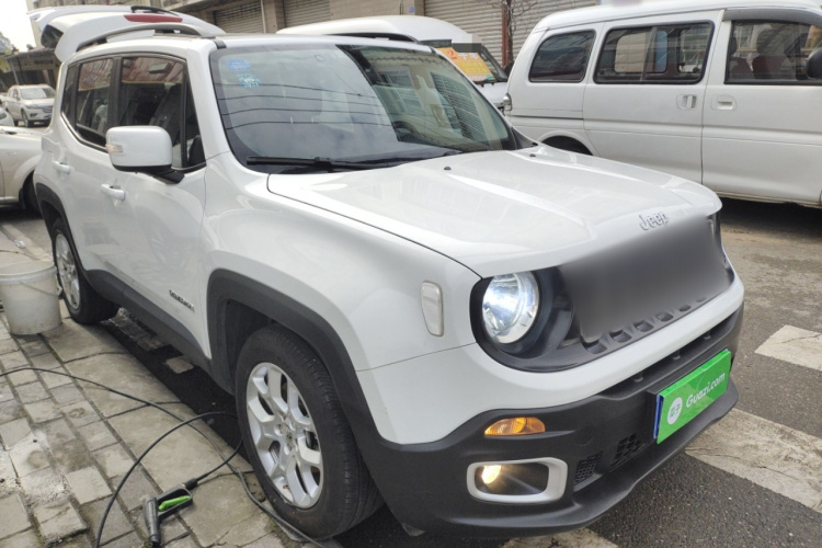 Jeep 自由侠 2018款 互联大屏版 180T 自动高能版车身外观3