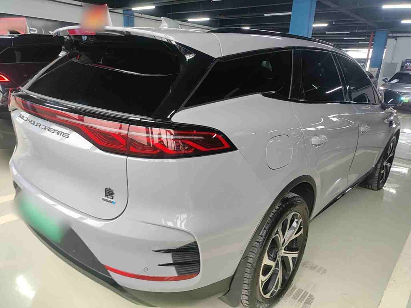 车辆右后45度外观展示