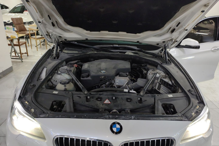 宝马5系 2014款 525Li 豪华设计套装机舱底盘24