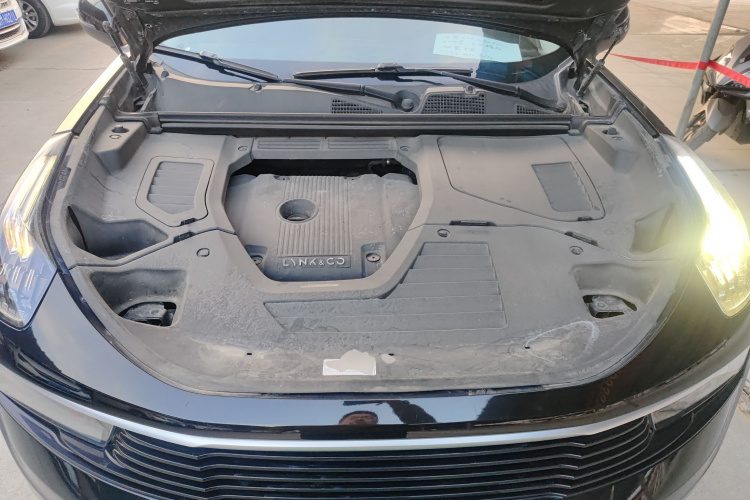 领克01 2017款 2.0T 两驱型Pro版机舱底盘24