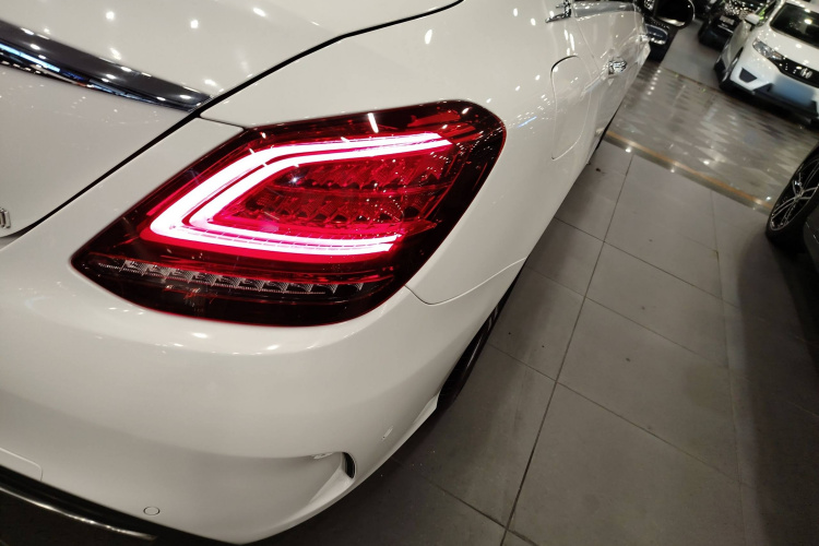 奔驰C级 2019款 改款 C 260 L 运动版车身外观9