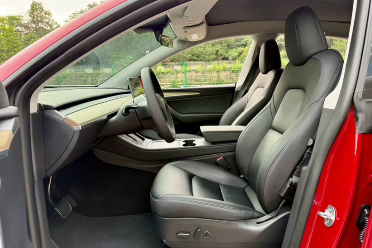 特斯拉 Model Y 2022款 改款 长续航全轮驱动版中控内饰7003