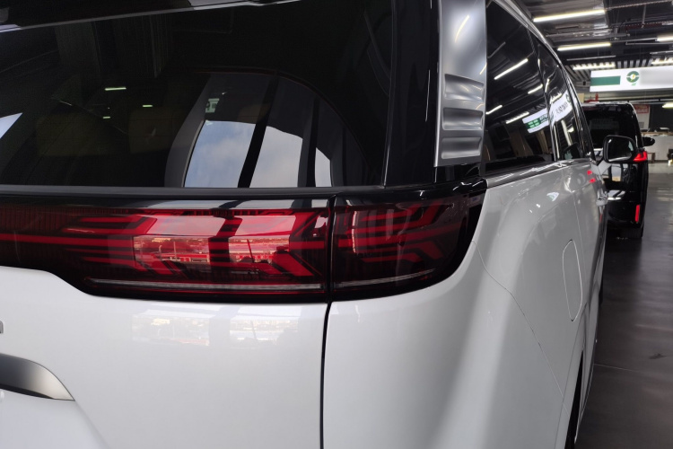 腾势D9 2023款 DM-i 965 尊享型车身外观9