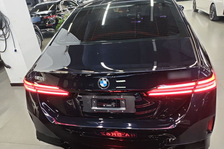 宝马5系 2025款 530Li 领先型 M运动套装车身外观6004