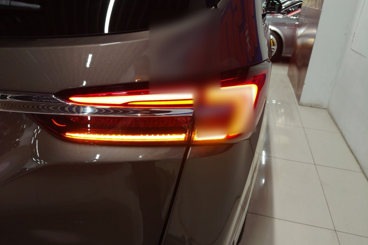 别克GL8 2022款 陆上公务舱 652T 尊贵型车身外观9