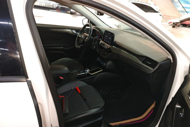 福特 福克斯 2019款 三厢 EcoBoost 180 自动锋潮型局部细节41