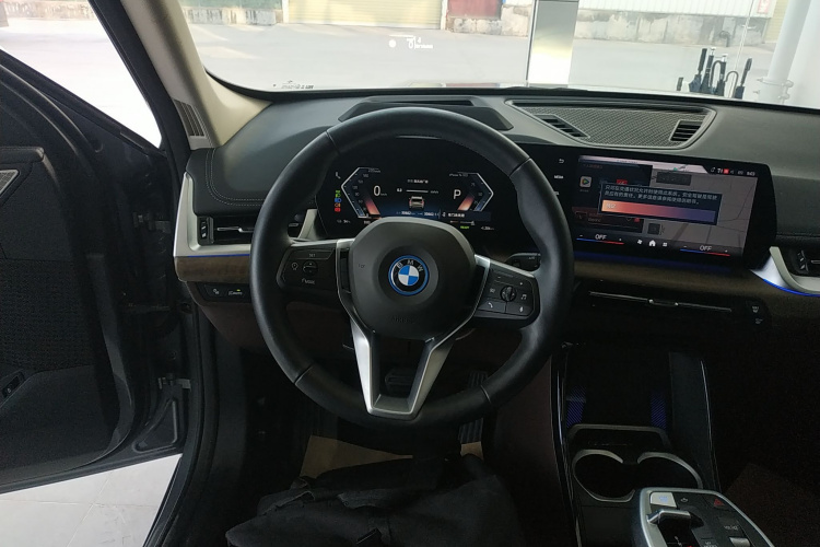 宝马iX1 2023款 xDrive30L X设计套装中控内饰13