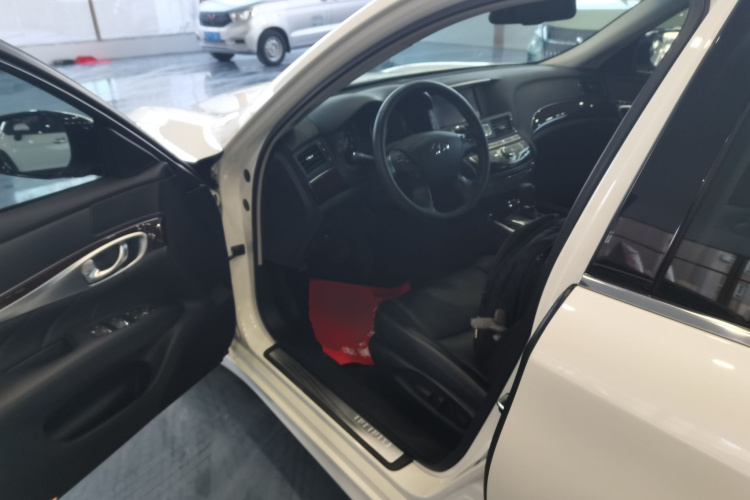 英菲尼迪Q70 2019款 Q70L 2.0T 精英版 PLUS中控内饰19