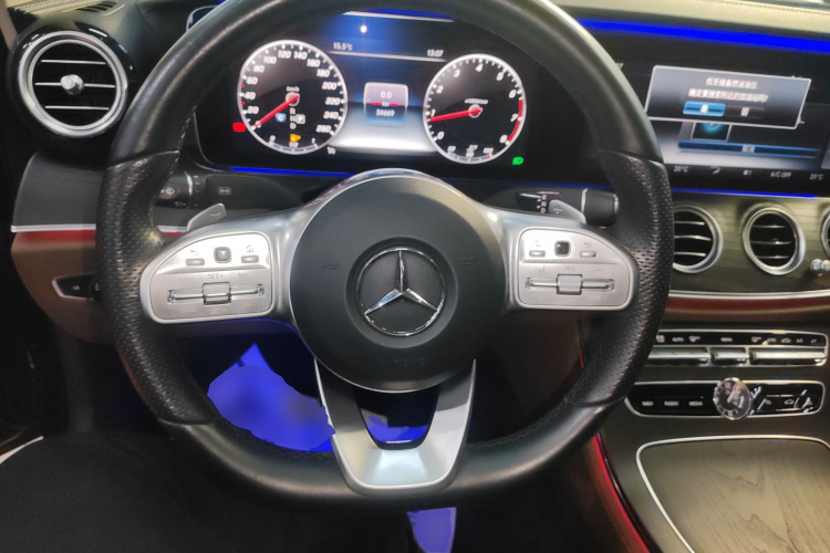 奔驰E级 2020款 改款 E 300 L 运动时尚型中控内饰13