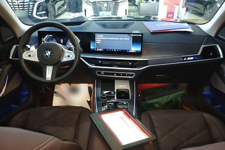 宝马X5 2023款 xDrive 30Li 尊享型M运动套装中控内饰12
