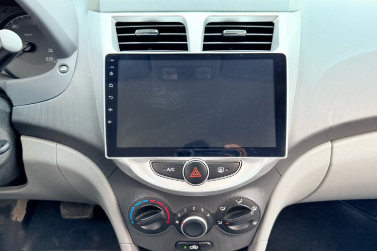 现代 瑞纳 2014款 1.4L 自动智能型GLS局部细节9003