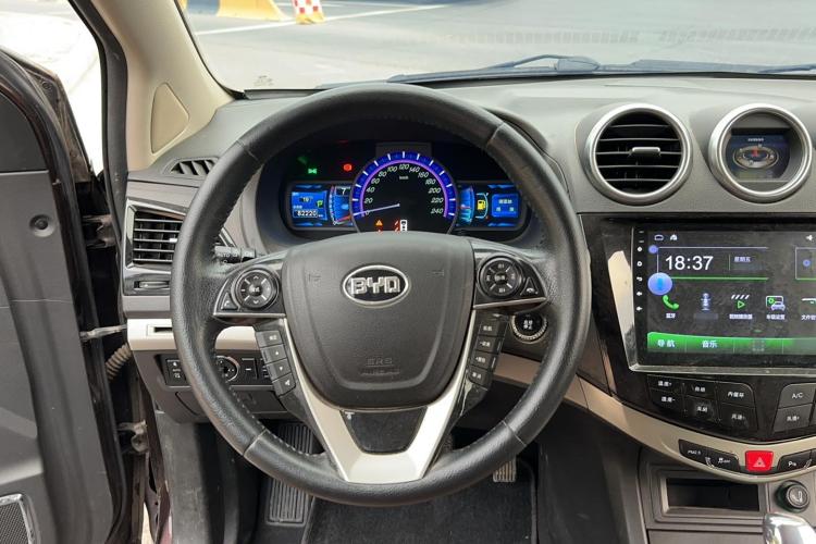 比亚迪S7 2015款 2.0T 升级版 自动尊贵型中控内饰13