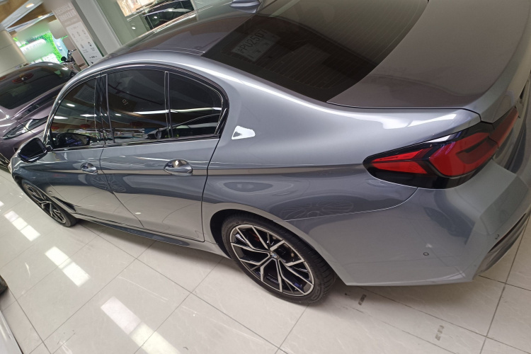 宝马5系(进口) 2022款 改款 540i 风尚版 M运动套装车身外观4