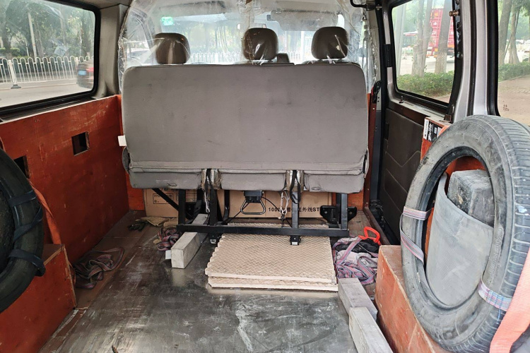 上汽大通MAXUS 新途V80 2017款 2.5T 5挡手动傲运通国IV短轴超低顶5/6/10座中控内饰7004