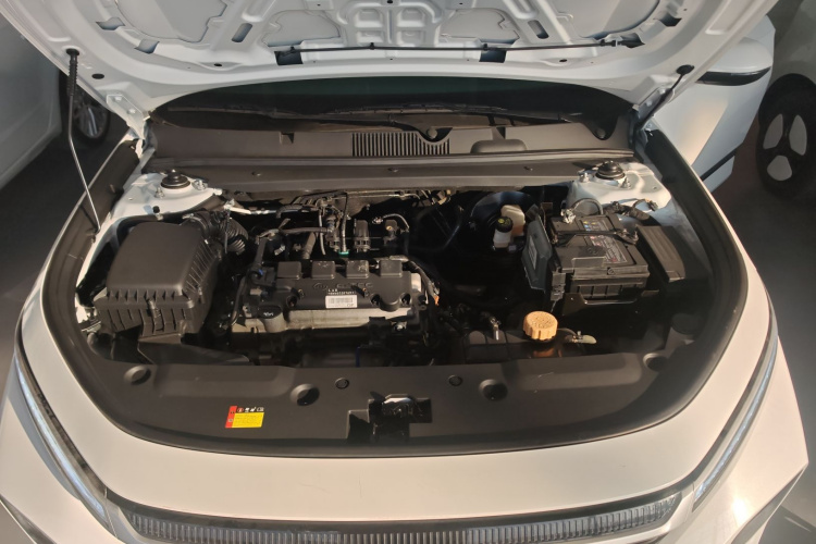 宝骏RC-5 2020款 1.5L 手动智耀精英型机舱底盘24
