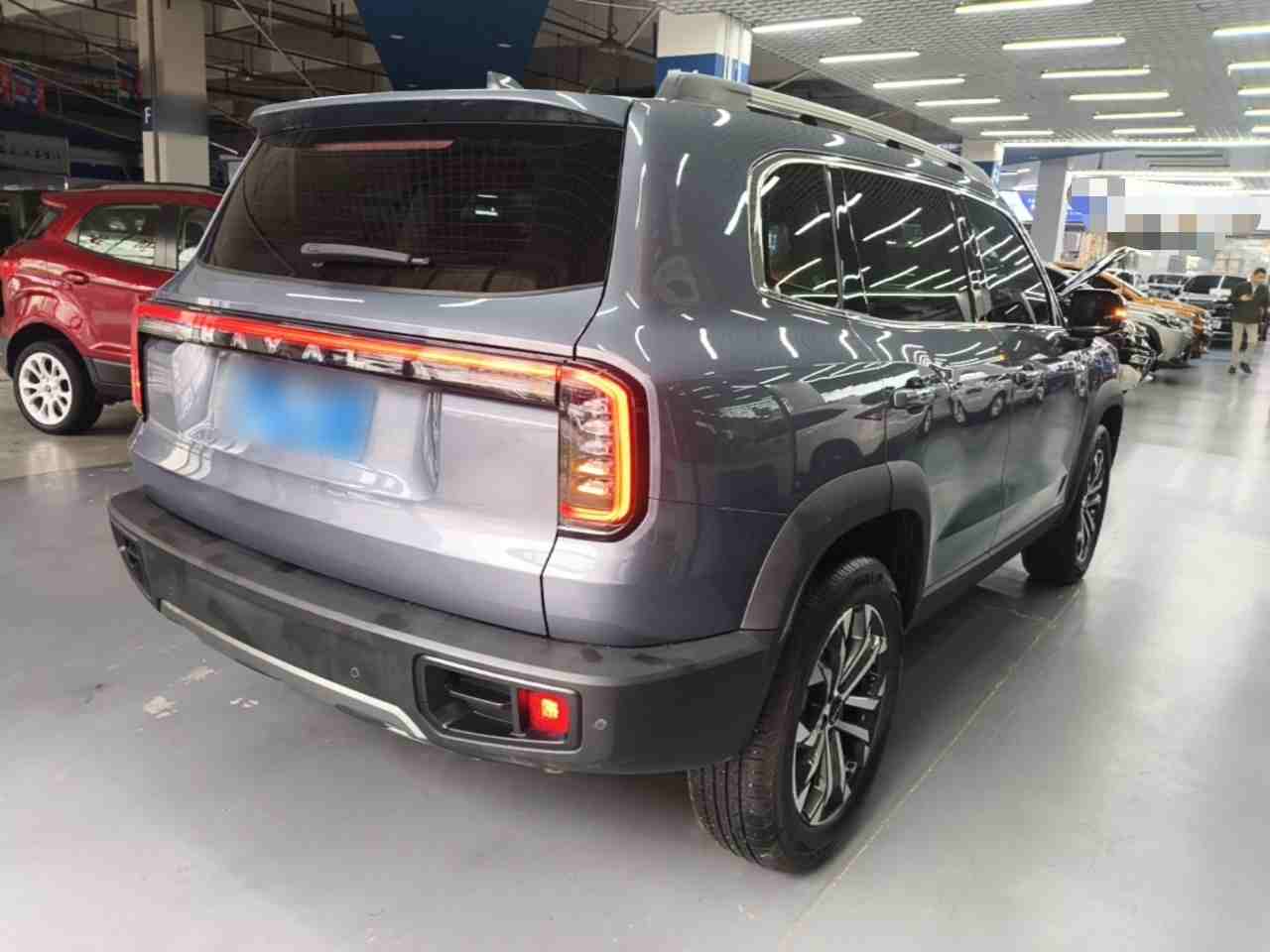 车辆右后45度角实拍，突出车尾造型与车身线条