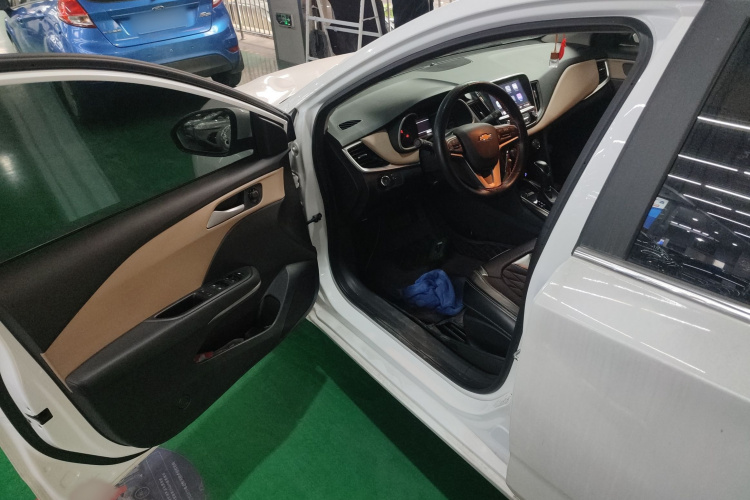 雪佛兰 科鲁泽 2022款 320 自动悦享天窗版中控内饰7003