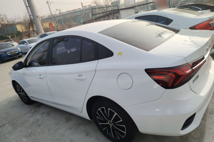 荣威i5 2021款 1.5L CVT铂金版车身外观6003