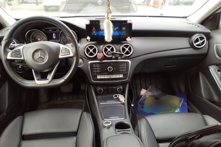 奔驰GLA 2019款 GLA 200 动感型中控内饰12