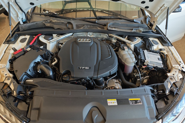 奥迪A4L 2022款 40 TFSI 豪华动感型机舱底盘24