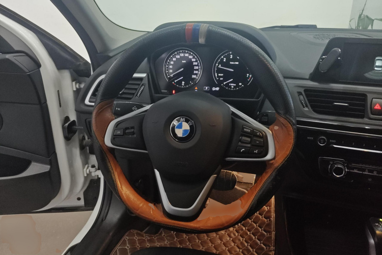 宝马1系 2018款 118i 运动型中控内饰13