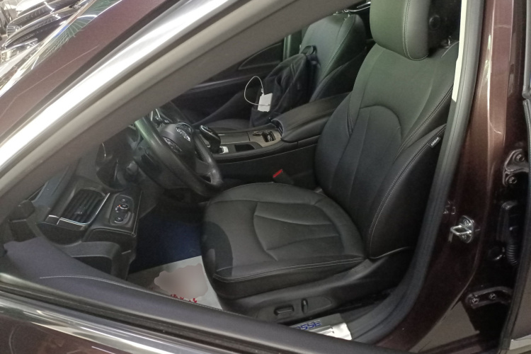 别克 君越 2018款 20T 精英型中控内饰19